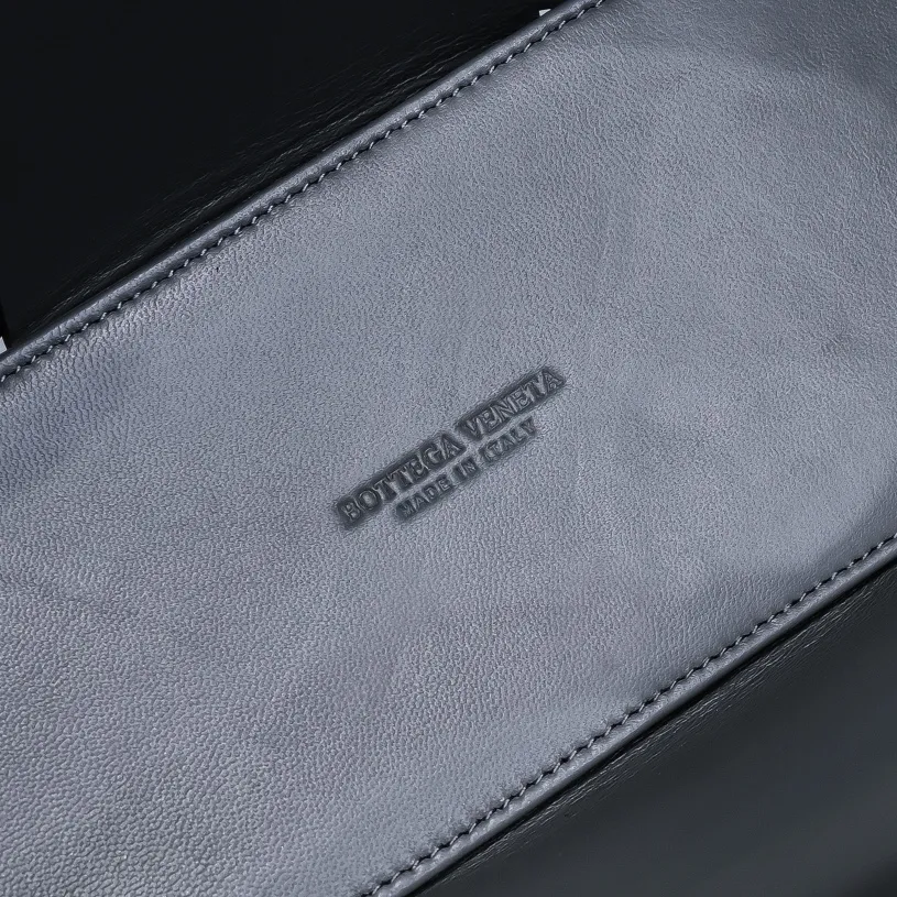 Batch 1760 small arco, BottegaVeneta# official website latest sheepskin with inner sheepskin SLIP tote handbag, and the logo has been changed to the side panel😍The oversized woven design really makes it a huge gap from ordinary tote bags🔗🔗Different color combinations inside and outside ⛓Daniel Lee leads the brand's DNA to continue to evolve with fresh inspiration🧬🧬showing a balanced style of luxury and reality👉: 30*20*14 Model: 9893#